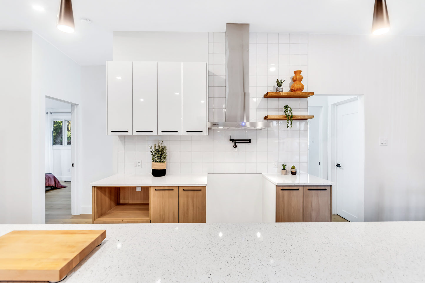 Cabinet de bas micro-onde 2 portes - 24 pouces de large - Mélamine Laquée Blanche