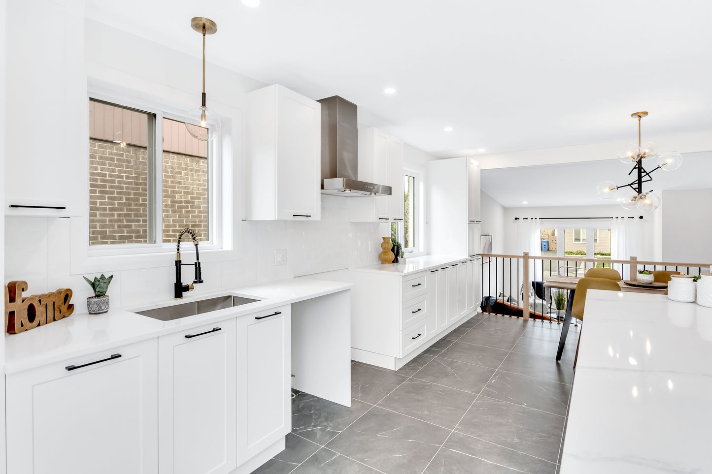 Cabinet de bas micro-onde 2 portes - 24 pouces de large - Mélamine Laquée Blanche